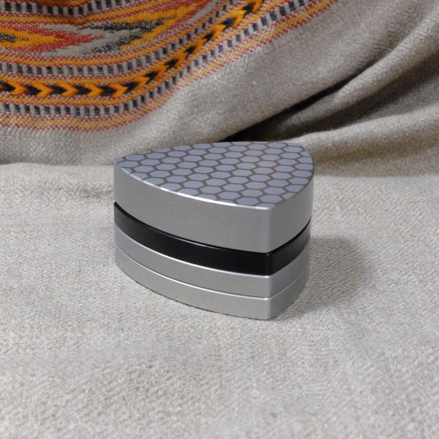 Siebgrinder, Silbergrau/Schwarz "Honeycomb"