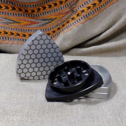 Siebgrinder, Silbergrau/Schwarz "Honeycomb"
